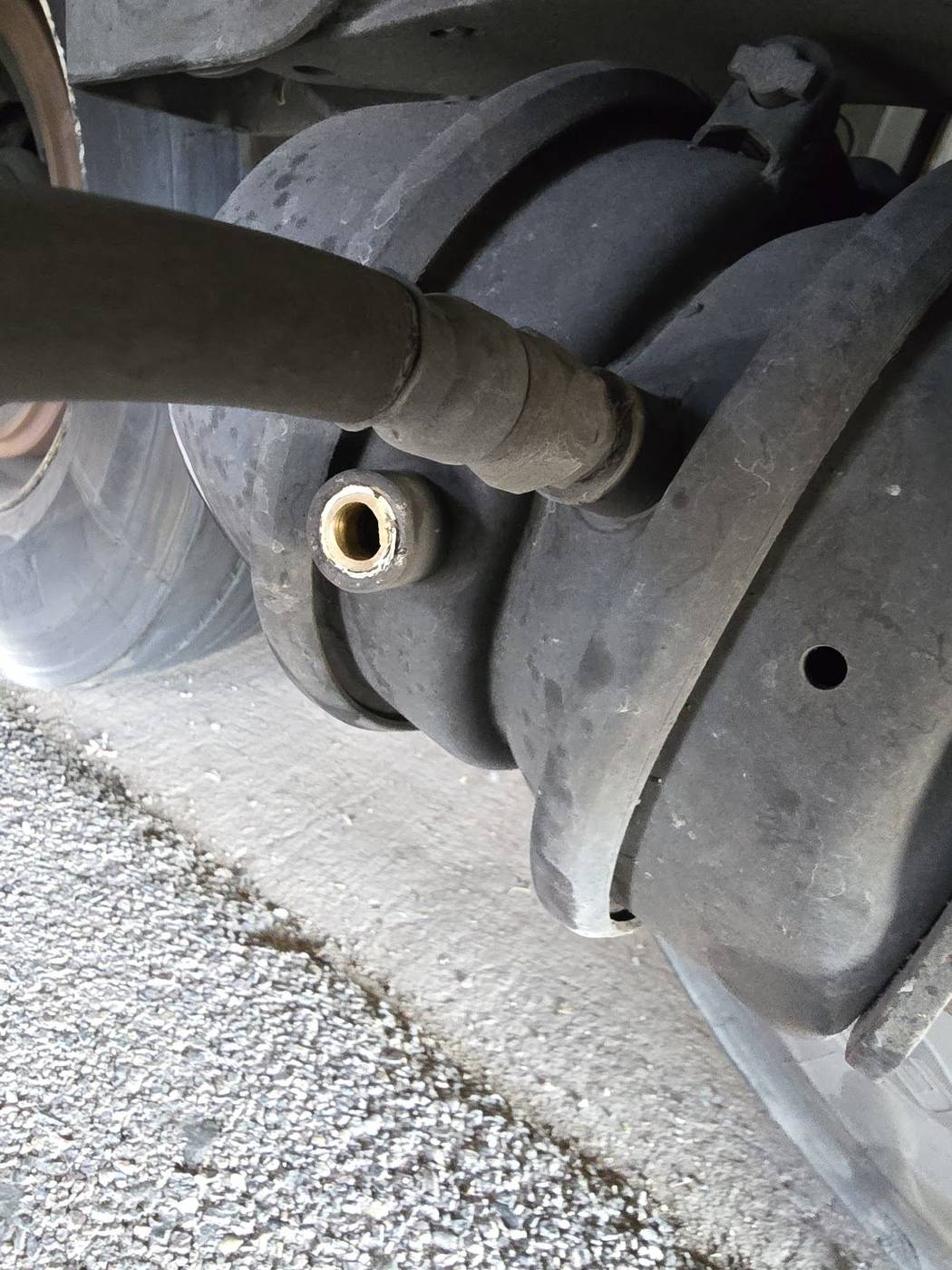 Trailer air-ride suspension bag during axle work